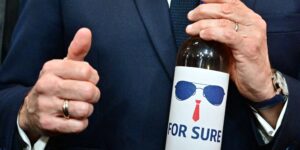 Emmanuel Macron lors de sa visite au salon du vin de Paris le 9 février 2026 (Copyright : Alamy)