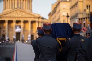Soldaten tragen die Kenotaphe von Marc und Simonne Bloch ins Panthéon in Paris, 23. Juni 2026