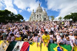 Im Hintergrund Sacré Coeur, im Vordergrund viele Radsportfans
