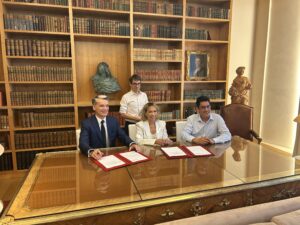 En juin 2026, le Prix Forcheurs – Jean-Marie Lehn a célébré son dixième anniversaire. À cette occasion, Philippe Gréciano, Heidrun Irschik-Hadjieff et Andrew Whytock ont signé une lettre d'intention visant à renforcer l'articulation entre la recherche académique, l'innovation industrielle et les politiques de santé publique (Copyright : Université franco-allemande).