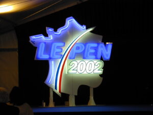 Bei der Präsidentschaftswahl 2002 erreichte Jean-Marie Le Pen 16,86 % der Stimmen und zog damit in die Stichwahl ein (Copyright: Wikimedia Commons)