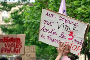  L'affaire Lyhanna a remis au premier plan la question de l'efficacité des dispositifs de protection de l'enfance et de la détection des violences sexuelles sur mineurs. Paris, 8 juin 2026. (Copyright : Wikimedia Commons)