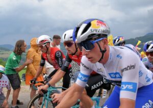Drei Radfahrer in Nahaufnahme, von der Seite