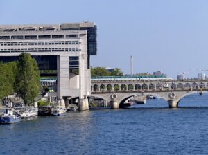 Blick auf das französische Finanzministerium in Paris-Bercy