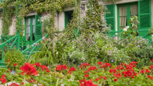 Das Haus von Claude Monet in Giverny ist von Efeu überwuchert