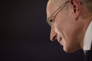 L’arrestation de Mikhaïl Khodorkovski est considérée comme l’un des premiers signes du tournant autoritaire sous Vladimir Poutine