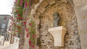 Die Bronzebüste des Impressionisten Eugène Boudin steht an der Rue Boudin direkt neben seinem Geburtshaus in Honfleur