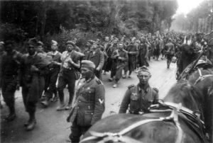 Eine Kolonne französischer Kriegsgefangener in der Normandie am 23. Juni 1940, einen Tag nach der Unterzeichnung des Waffenstillstands von Compiègne