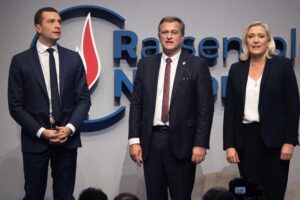 Louis Aliot gilt als Nummer 2 des RN. Hier im November 2022, kurz nachdem Jordan Bardella zum Vorsitzenden der Partei gewählt wurde. Louis Aliot hatte sich ebenfalls beworben (Copyright: Alamy)