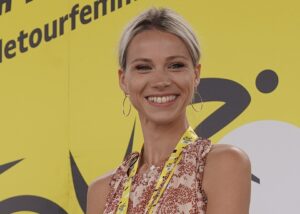 Blonde Frau im Portrait, im Hintergrund des Gelb der Tour de France