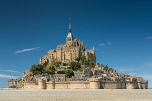 Mont Saint Michel, Abteianlage auf einem Berg am Strand