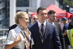 Jordan Bardella mit Prinzessin Maria Carolina von Bourbon-Zwei-Sizilien in Monaco am 7. Juni 2026. Das Narrativ vom „Volk gegen die Eliten“, ein zentraler Bestandteil der Strategie des RN, hat dadurch einen Kratzer bekommen (Copyright: Alamy)