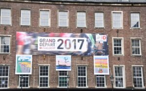 Banner "Grand Départ 2017" an einer Häuserfront