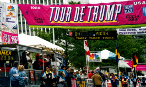 Zielankunft einer Radstrecke mit einem großen Banner mit der Aufschrift "Tour de Trump"