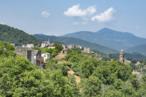 Blick auf ein kleines Bergdorf