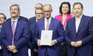CDU/CSU et SPD lors de la signature de leur accord de coalition en mai 2025. Malgré des débuts difficiles, le gouvernement est parvenu à lancer plusieurs grandes réformes (Copyright : Wikimedia Commons)
