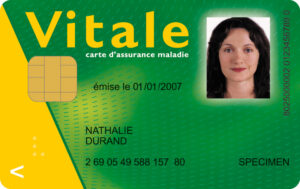 Grüne Karte mit großer Aufschrift "Vitale", daneben ein Passbild. Darunter stehen alle Daten der Krankenversicherung