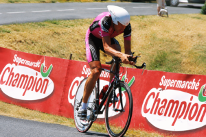Radrennfahrer, pink-schwarzes Trikot, Zeitfahrhelm