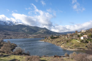 im Vordergrund ein See, im Hintergrund Berge
