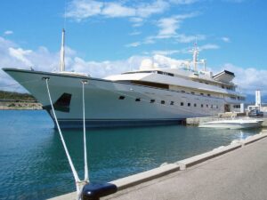 Große Yacht in einem Hafen