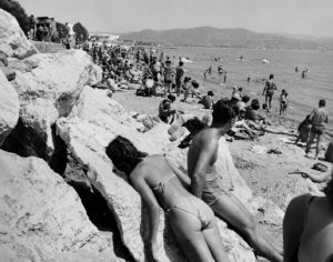 Schwarz-weißes Foto eines sehr vollen Strandes