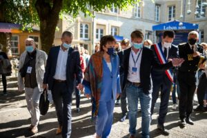Eine Gruppe Menschen draußen mit Masken