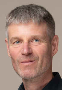 Porträt, Mann mit kurzen grauen Haaren