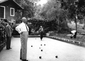 Bundeskanzler Konrad Adenauer beim Bocciaspiel mit seiner Familie in der Villa La Collina in Cadenabbia am Comer See, 30. August 1958 (Copyright: Wikimedia Commons)