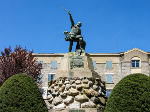 Statue eines Mannes, der ein Schwert in den Himmel hält