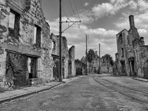 Die Ruinen von Oradour-sur-Glane. Das Massaker der Waffen-SS vom Juni 1944 wurde nach 1945 zum Bezugspunkt rechtsradikaler Geschichtspolitik in Deutschland und Frankreich 