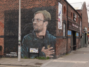 In Liverpool genießt Jürgen Klopp Kultstatus. Fast neun Jahre trainierte er den FC Liverpool und führte den Klub unter anderem zur englischen Meisterschaft und zum Champions-League-Titel