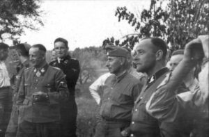 Paul Hausser (3. v. l.) mit weiteren SS-Führern bei Charkow 1943. Nach 1945 setzte er sich für die Rehabilitierung der Waffen-SS ein
