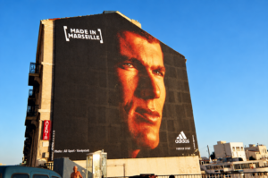 Zinédine Zidane als überlebensgroßes Motiv in Marseille. Im Stadtteil La Castellane wuchs der Sohn algerischer Einwanderer auf