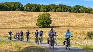 Auf kleinen Landstraßen führt die Route durch die Wälder und Hügel des Périgord Noir