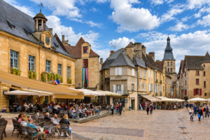 Wie ein Geschichtsbuch aus Stein: In der Altstadt von Sarlat drängen sich Bauten aus Mittelalter und Renaissance dicht an dicht