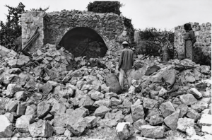 Ruinen in Kibya nach dem israelischen Angriff vom Oktober 1953. Das Massaker wurde kurz darauf Teil rechtsradikaler Erinnerungspolitik in Frankreich