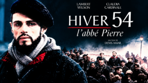 Filmplakat. Rechts oben der Schriftzug „Hiver 54, l’Abbé Pierre“, rechts unten eine Menschengruppe, links groß im Fokus ein Mann mit dunklem Bart in winterlicher Kleidung