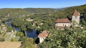 Hoch über dem Lot klebt Saint-Cirq-Lapopie am Fels – eines der spektakulärsten Etappenziele im Quercy