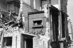 Berlin 1946. Wohnen in den Ruinen der Jägerstraße – ein bewohnter Raum inmitten der schwer zerstörten Stadt (Copyright: Wikimedia Commons)
