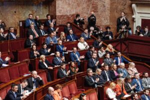 Abgeordnete in den Sitzreihen des französischen Parlaments, applaudierend