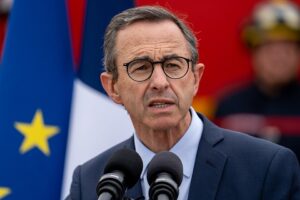 Bruno Retailleau, l’une des principales figures des Républicains. Ses prises de position sur l’immigration et l’État de droit suscitent régulièrement la controverse (Copyright: Wikimedia Commons)