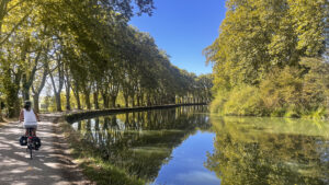Unter alten Platanen beginnt südlich von Toulouse die Fahrt am Canal du Midi, der historischen Wasserstraße zwischen Atlantik und Mittelmeer