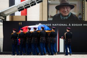 Ein großer Denker verlässt die Bühne. Nationale Hommage für Edgar Morin im Hôtel des Invalides in Paris am 2. Juni 2026 (Copyright: Alamy)