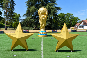 Eine Nachbildung des WM-Pokals und zwei goldene Sterne erinnern im Leistungszentrum Clairefontaine an die Weltmeistertitel von 1998 und 2018 (Copyright: Alamy)