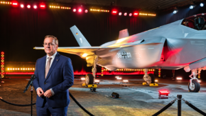 Le ministre allemand de la Défense Boris Pistorius devant le premier F-35 destiné à l’Allemagne le 18 septembre 2026