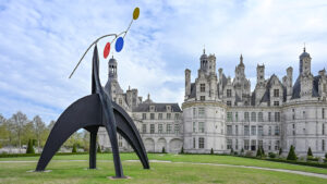 Tonnenschwer und doch voller Leichtigkeit: Calders monumentales Stabile-Mobile Le Théâtre de Nice setzt mit schwarzem Stahl und schwebenden Primärfarben einen spektakulären Kontrapunkt zur Renaissancearchitektur von Chambord (Copyright: Calder Foundation / Foto: Hilke Maunder)