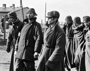 Erschöpfte sowjetische Kriegsgefangene im Stalag X B Sandbostel, vermutlich 1941. Wie in Ban Saint-Jean waren sowjetische Gefangene in deutschen Lagern Hunger und Krankheiten (Copyright: Wikimedia Commons)