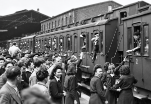 Paris, 3. Juni 1943: Französische Zwangsarbeiter verlassen den Nordbahnhof in Richtung Deutschland (Copyright: Wikimedia Commons)