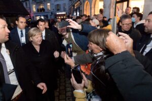 Emmanuel Macron und Angela Merkel in Beaune im November 2021: ein herzlicher Abschied von der deutschen Bundeskanzlerin (Copyright: Alamy)