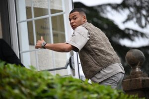 Im Leistungszentrum Clairefontaine werden seit Jahrzehnten junge Fußballer auf eine Profikarriere vorbereitet. Auch Weltstars wie Thierry Henry und Kylian Mbappé wurden hier ausgebildet (Copyright: Alamy)
